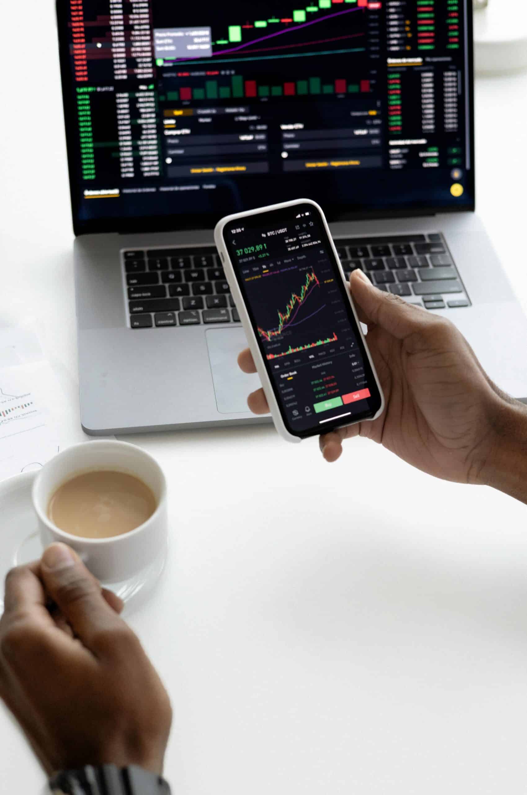 Ilustrasi Bull Run dan Bear Market dengan simbol banteng mewakili kenaikan harga dan beruang mewakili penurunan harga Illustration of Bull Run and Bear Market, with a bull symbolizing rising prices and a bear representing falling prices Ilustración del Bull Run y Bear Market, con un toro simbolizando el aumento de precios y un oso representando la caída de precios